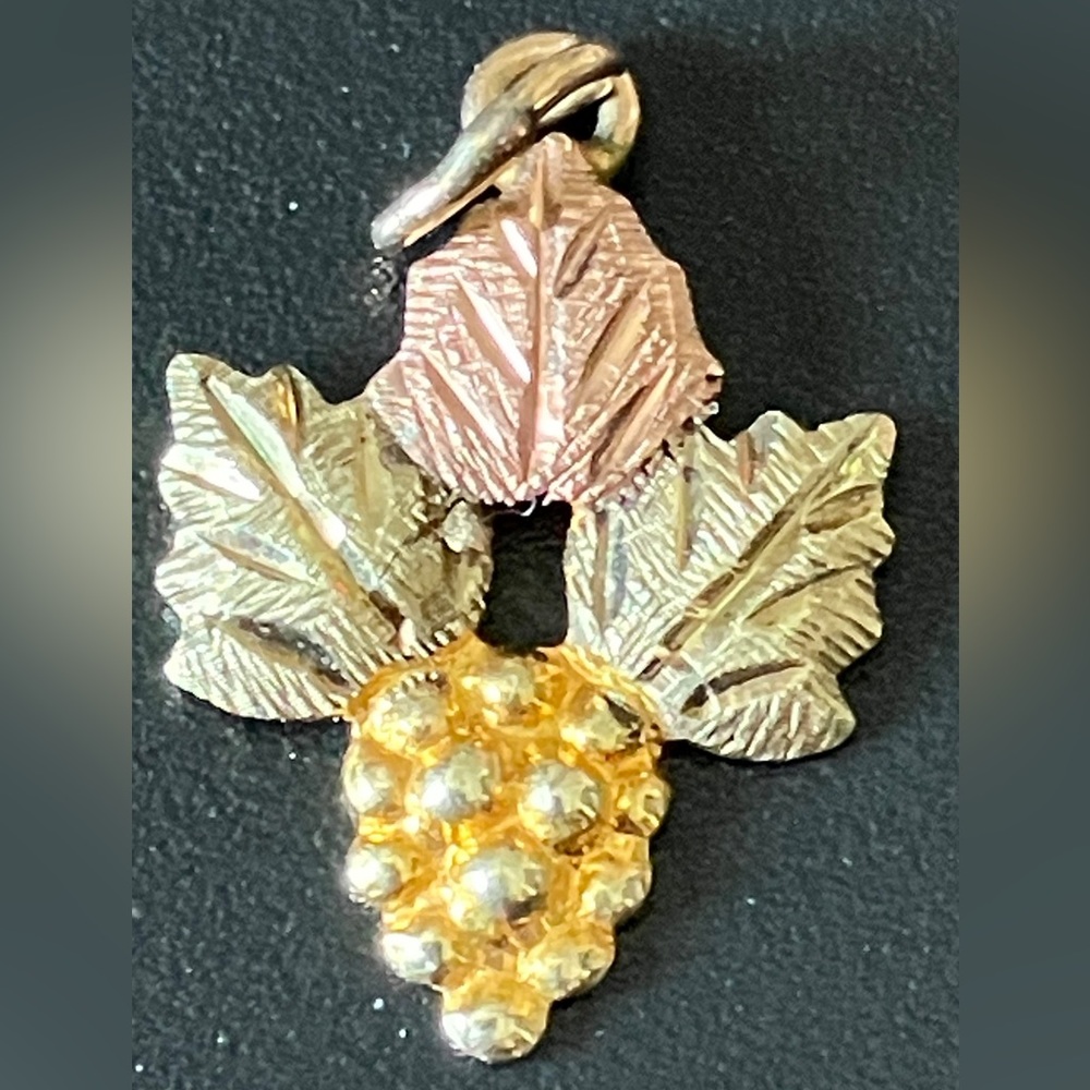 Vintage 10K Black Hills Gold
Two-Tone Flower /Leaf Pendant